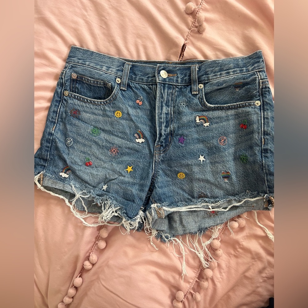 American Eagle denim shorts with cute embroidered details #denimshorts  #summer